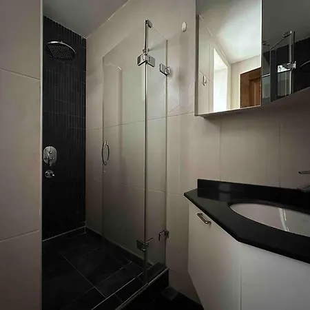Apartamento 2br, 2ba, 1st Floor Of Historical Building ,galata Istambul