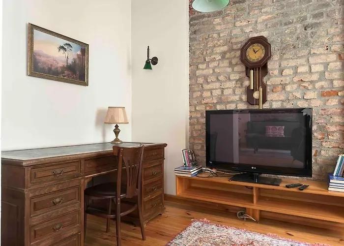 Appartement 2br, 2ba, 1st Floor Of Historical Building ,galata